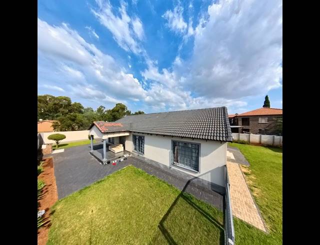 3 BEDROOM HOUSE FOR SALE IN CLAYVILLE